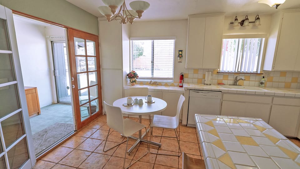 Full eat-in kitchen!