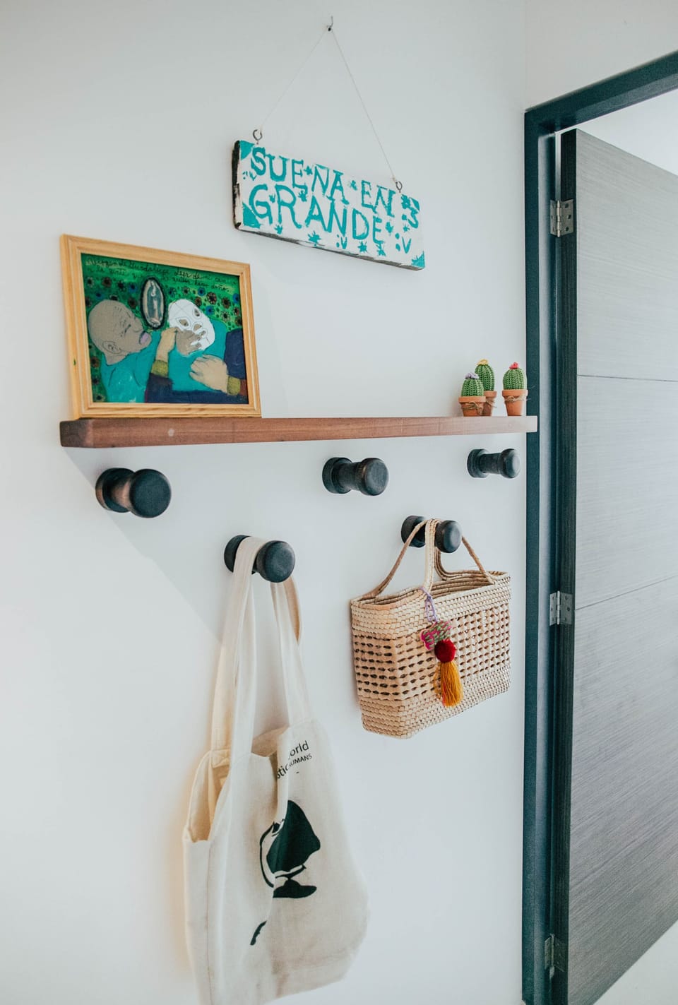 We leave you reusable shopping bags so that you can take steps to reduce plastic