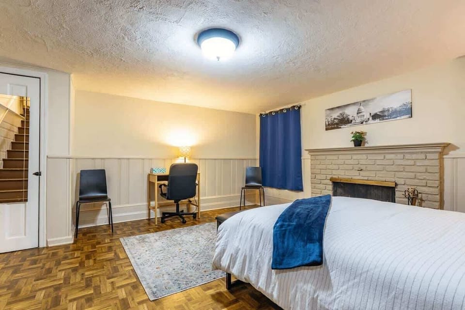 Bedroom 4 - 1 Queen Bed