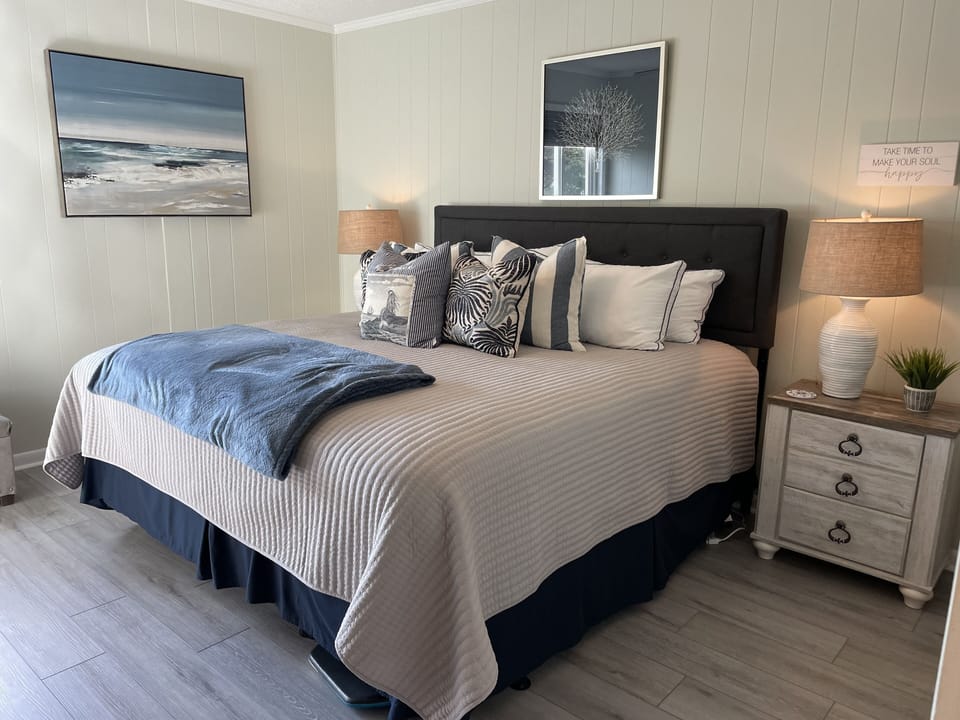 Master bedroom with new king size bed, black out shades and en suite bathroom. 