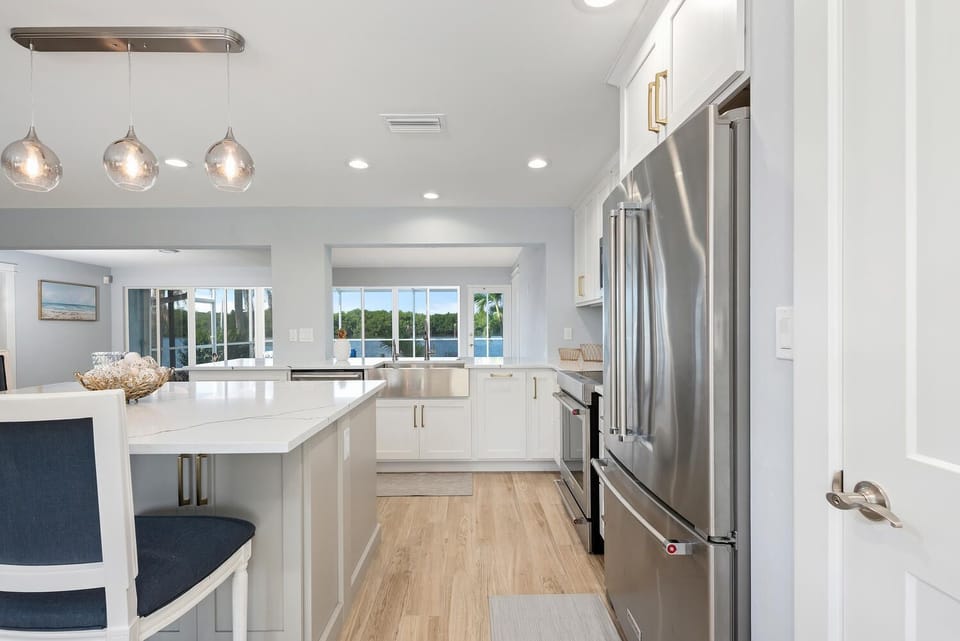 Fully stocked kitchen!