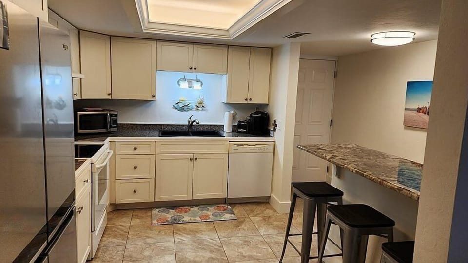 Beautiful 10TH Floor, Gulf-front Condo at Island Winds Perfect For Families! Washer and Dryer in Condo, Designated Parking, Central Air, Free Wifi - Click for reviews! Apartment in Estero Island