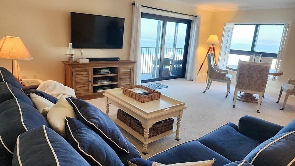 Beautiful 9TH Floor Beachfront Condo AT Island Winds - Free Wifi, Central Air, Covered Parking - Click for Reviews! Apartment in Estero Island