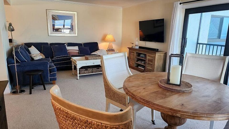 Beautiful 9TH Floor Beachfront Condo AT Island Winds - Free Wifi, Central Air, Covered Parking - Click for Reviews! Apartment in Estero Island