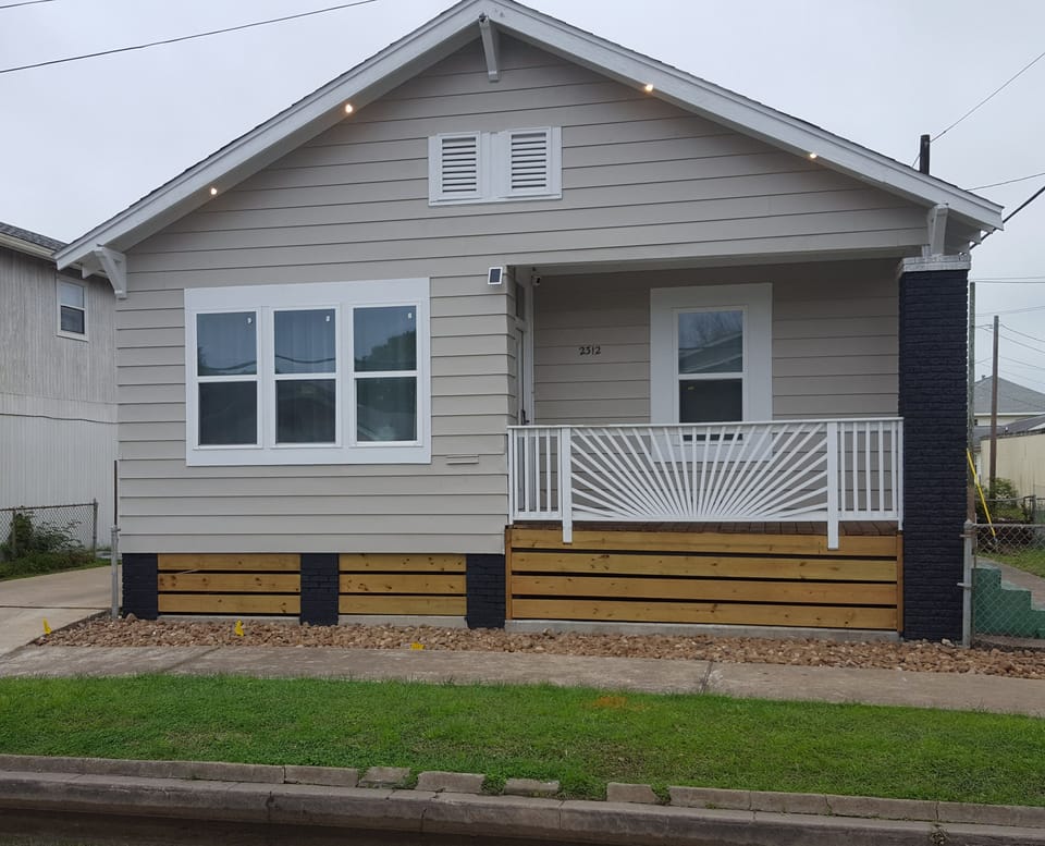 Newly finished property. 4-5 minutes walk to seawall. 