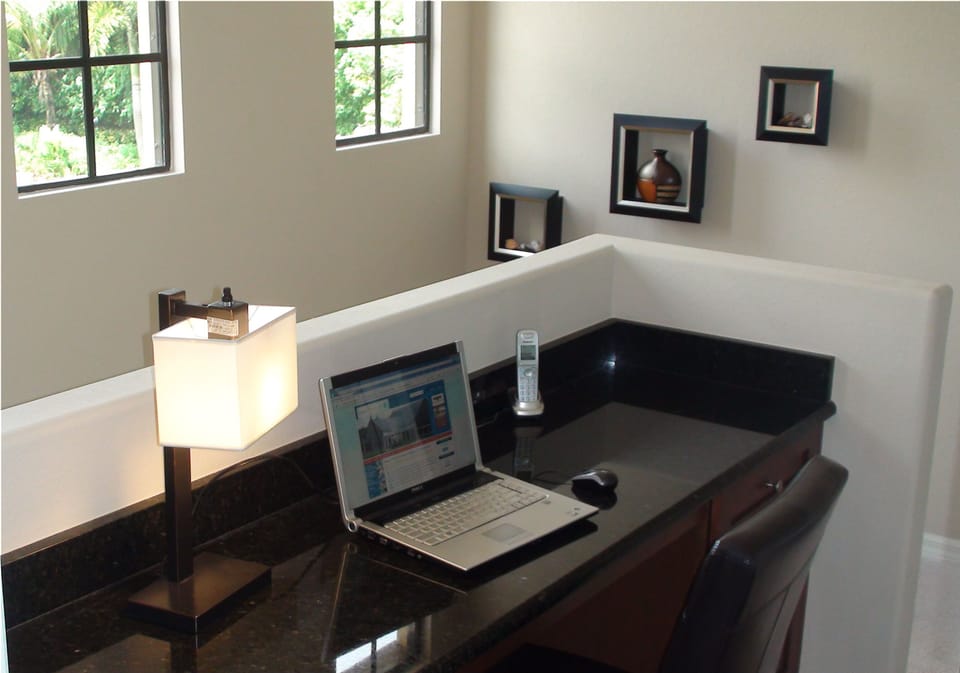 Open Workstation facing windows - WiFi / LAN enabled, free calls to/from CA-USA