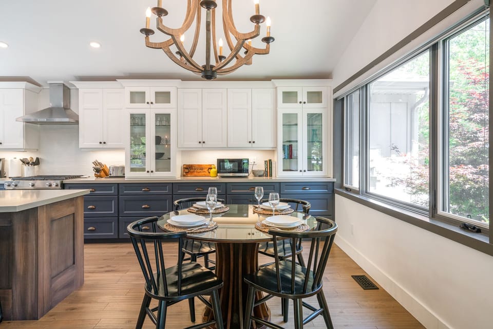 Great room w/ eat in kitchen, living and dining area