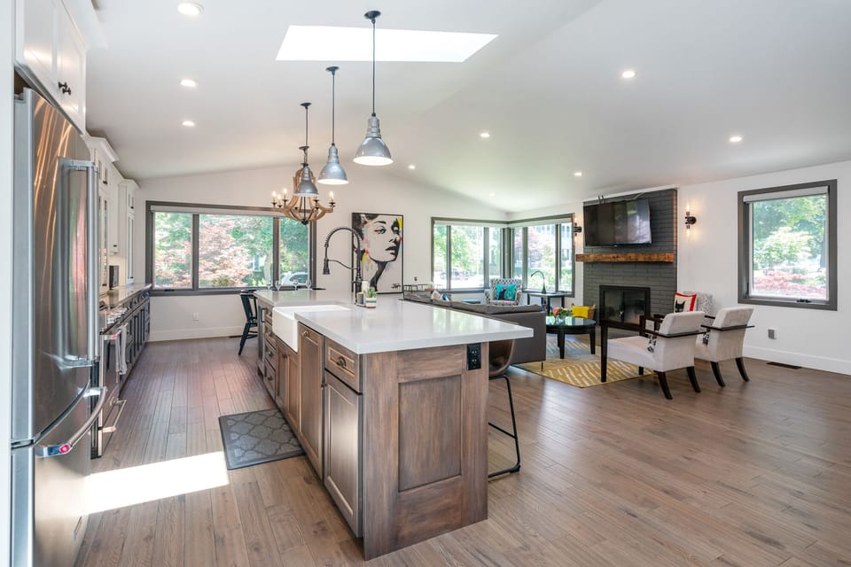 Great room w/ eat in kitchen, living and dining area