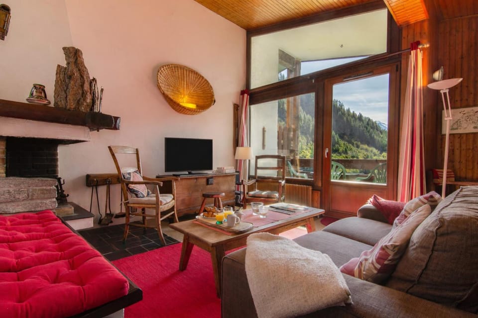 Living room with mountain views and balcony access