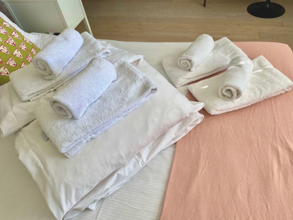 Hotel Quality Bed Linen, Extra Pillows and Towels