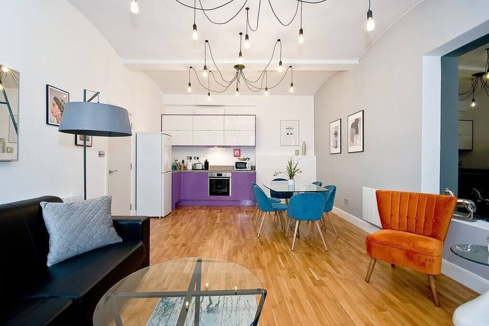 Large Sitting Room with Double Sofa Bed
