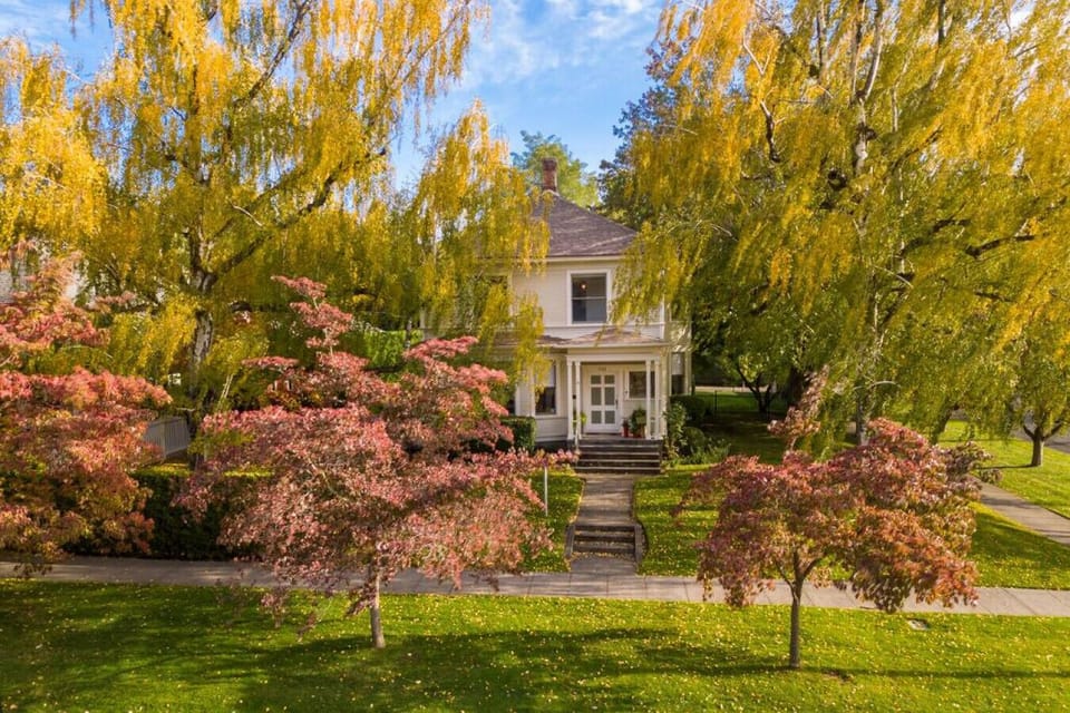 What a gorgeous neighborhood!