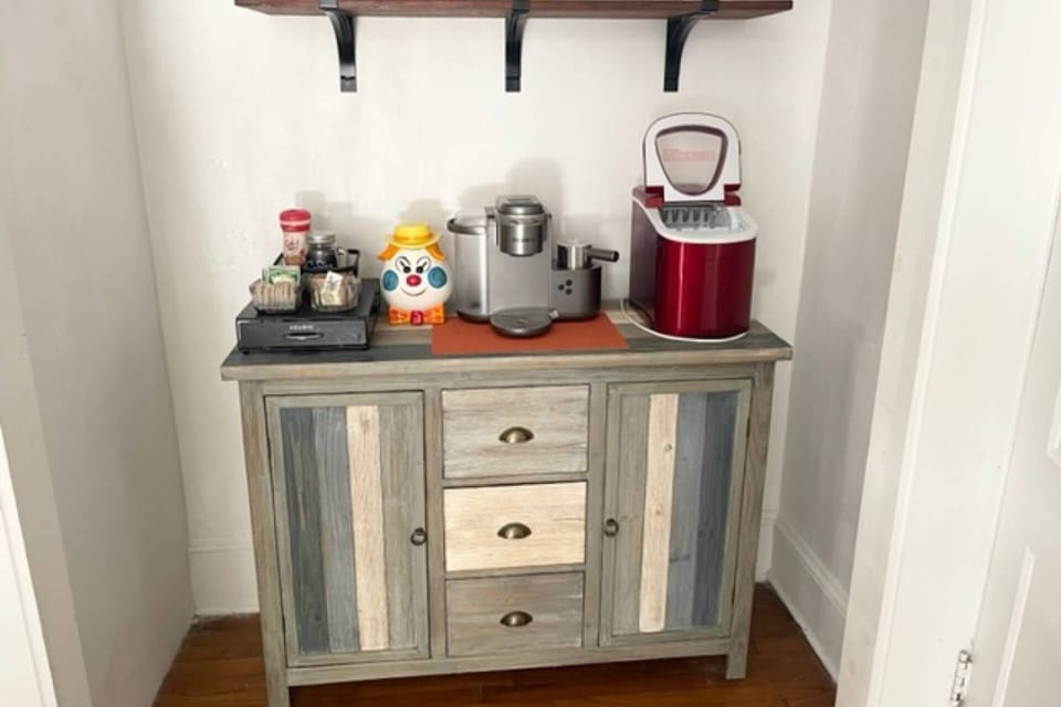 Coffee or Tea anyone? Or maybe you are in the mood for something cold.  Enjoy this quick and easy ice maker.