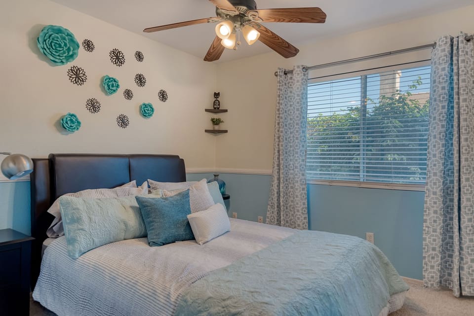 Second bedroom with queen size bed