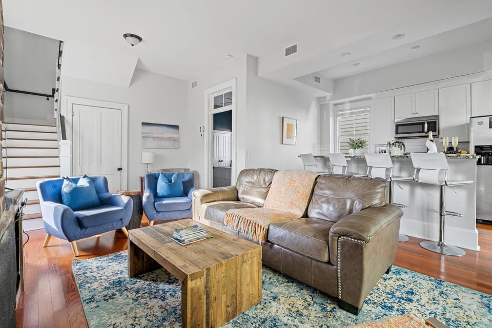 Stroll to Local Hotspots | Sapphire Suite