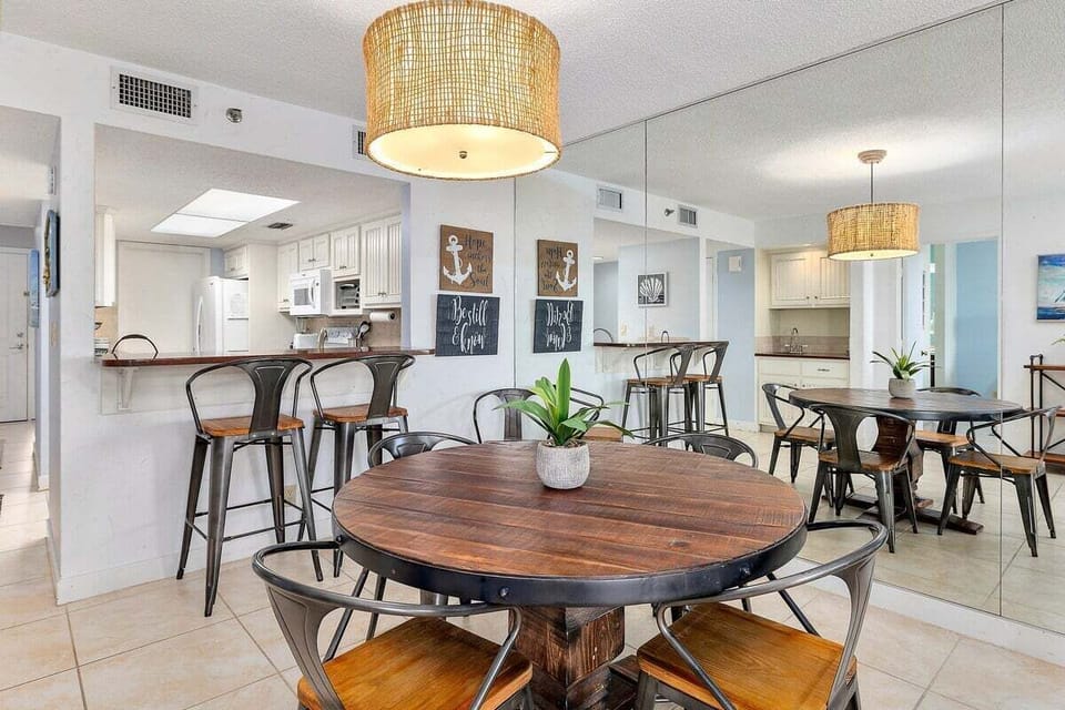 North Breakers 408 - Dining Space and breakfast bar