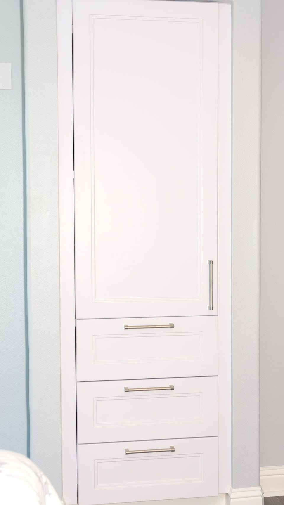 New Hacker built-in cabinets for vacation, clothes storage