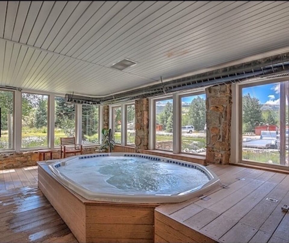 1/2 Hot tubs clubhouse