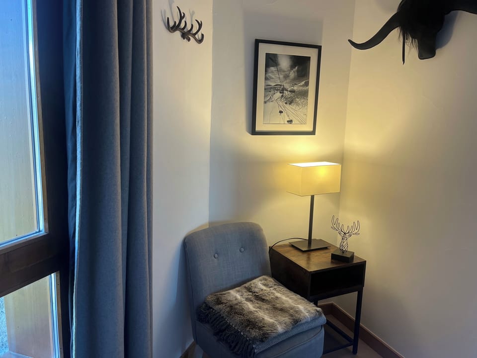 Seating area bedroom 2