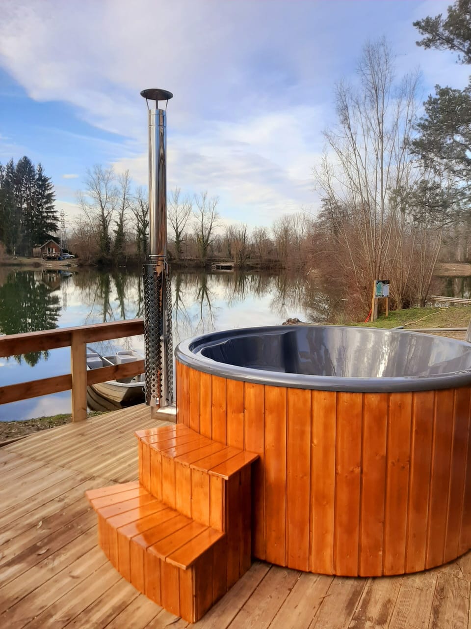 Outdoor spa tub