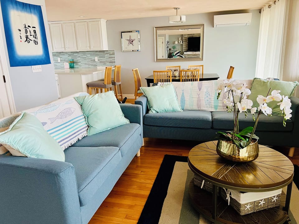 Open floor living and dinning with ocean view. Built to entertain.