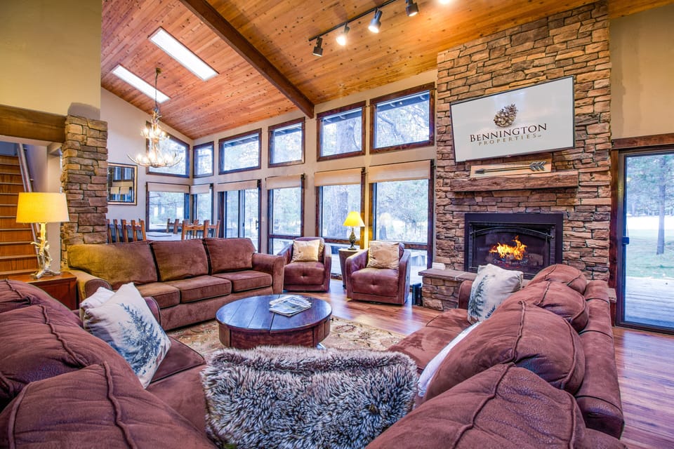 Living Room w/Gas Fireplace