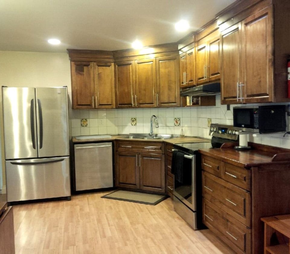 family size kitchen with full amenities