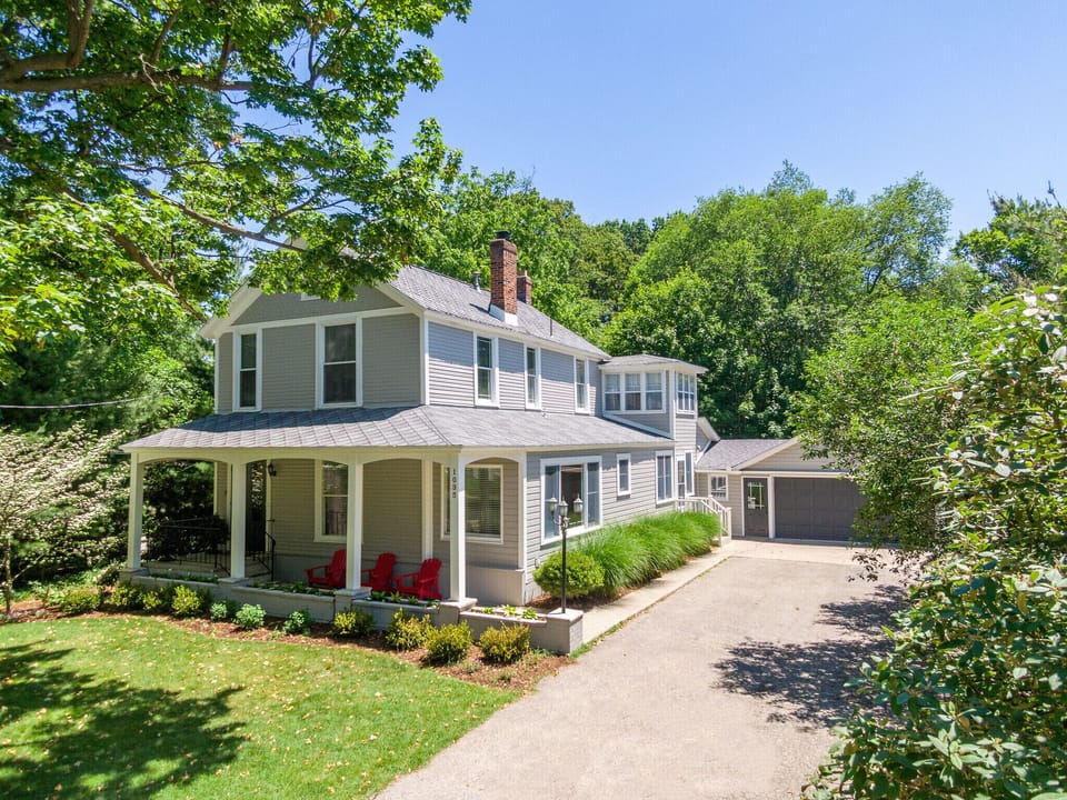 The Rivercroft Cottage is within a quick walk to downtown Saugatuck 