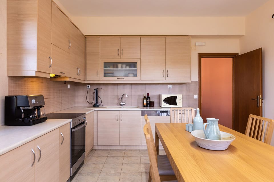 Lovely dining area! Enjoy your home made meals with your loved ones!