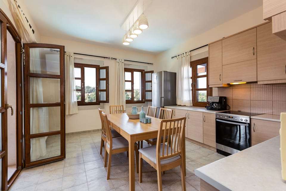 Fully equipped kitchen with direct access to the terrace.