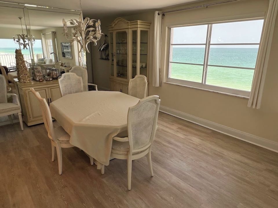 Dining Room with expandable table and chairs