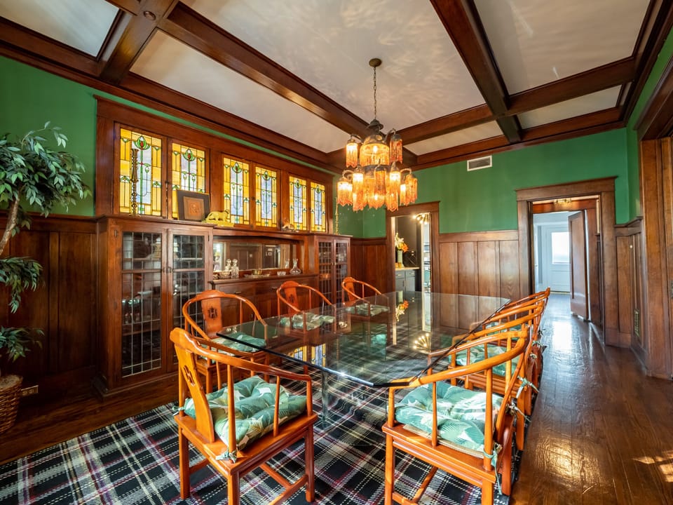 Dining room, seats 7