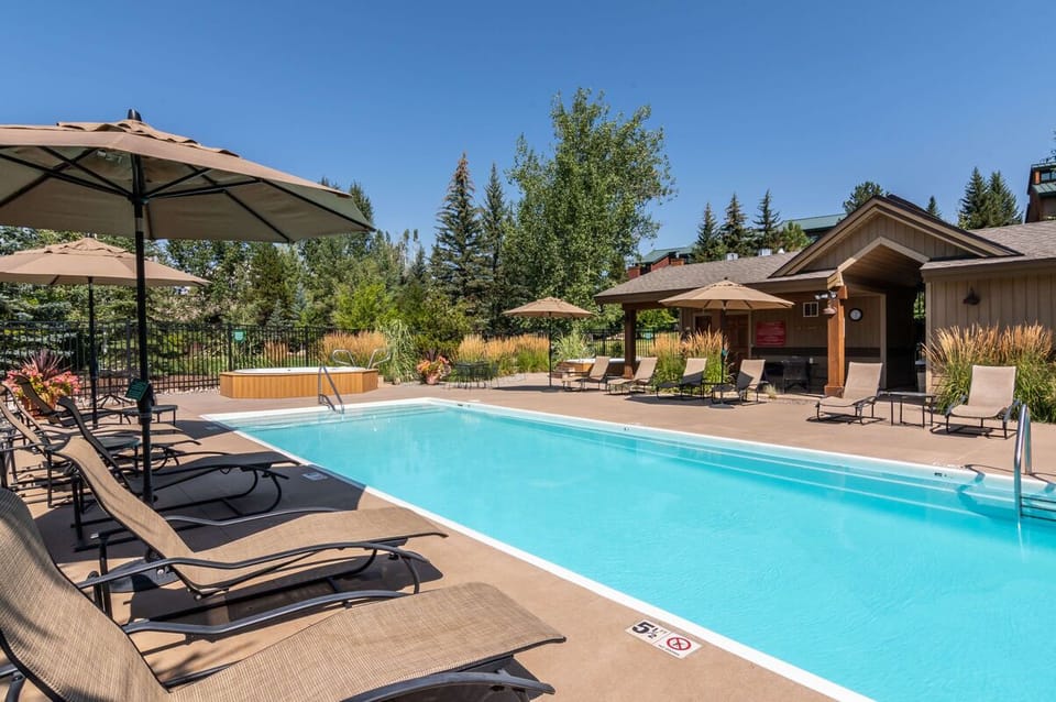 Pool, hot tub & clubhouse at Moraine townhomes (open seasonally)