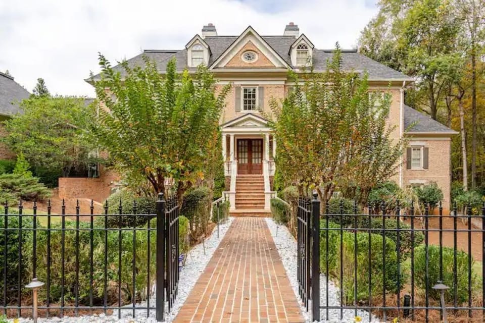 Parking and entrance to Casa VanBauer Flat.