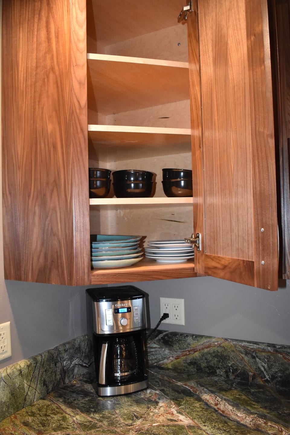 Plates Cabinets