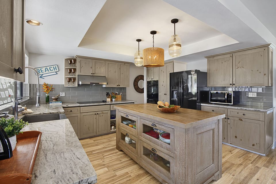 Oversized kitchen and plenty of cookware this is you home for the holidays 