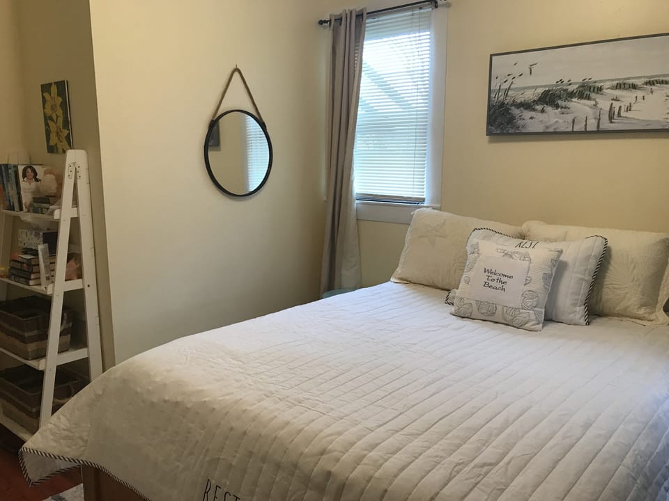 Bedroom 1 Queen bed