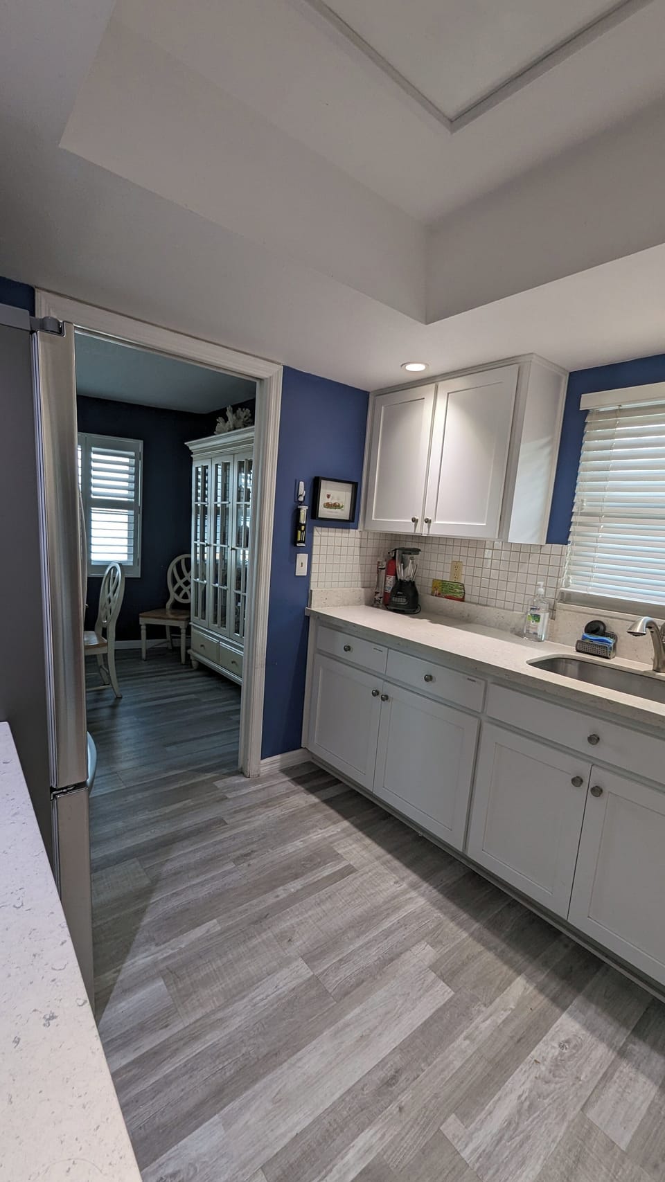 Cook's kitchen with window, adjacent to dining room