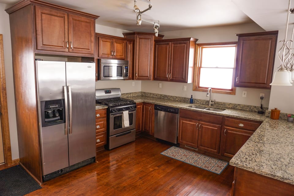 Full kitchen: granite counters, coffee-maker, toaster, dishwasher, cookware