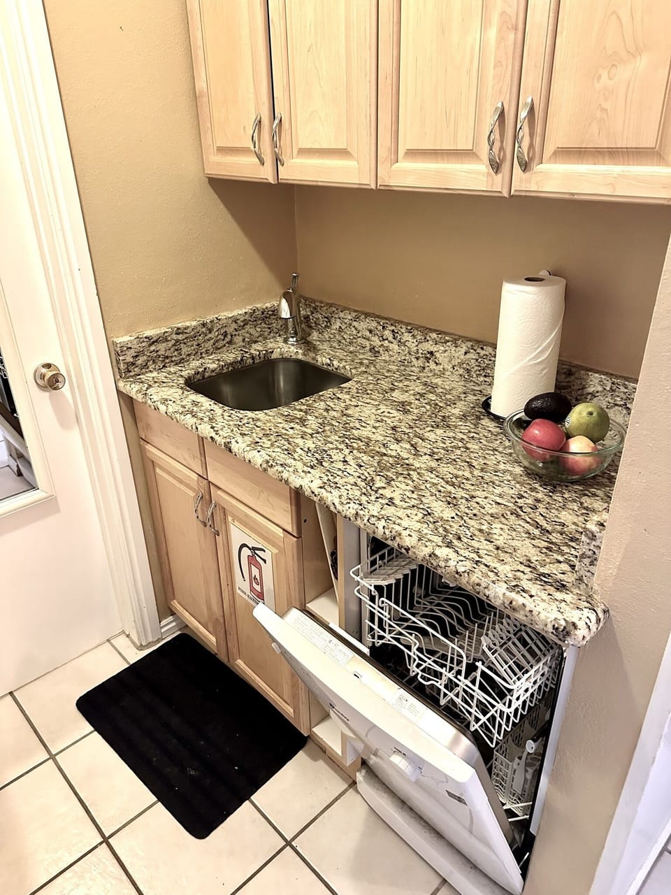 The studio boasts a practical kitchenette with beautiful countertops, a microwave oven, a toaster, a coffee maker, and everything else you need to prepare a nice breakfast or lunch.