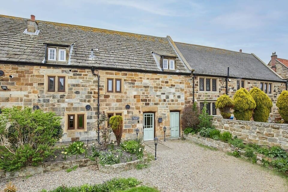 The Coach House, Whitby - Host & Stay