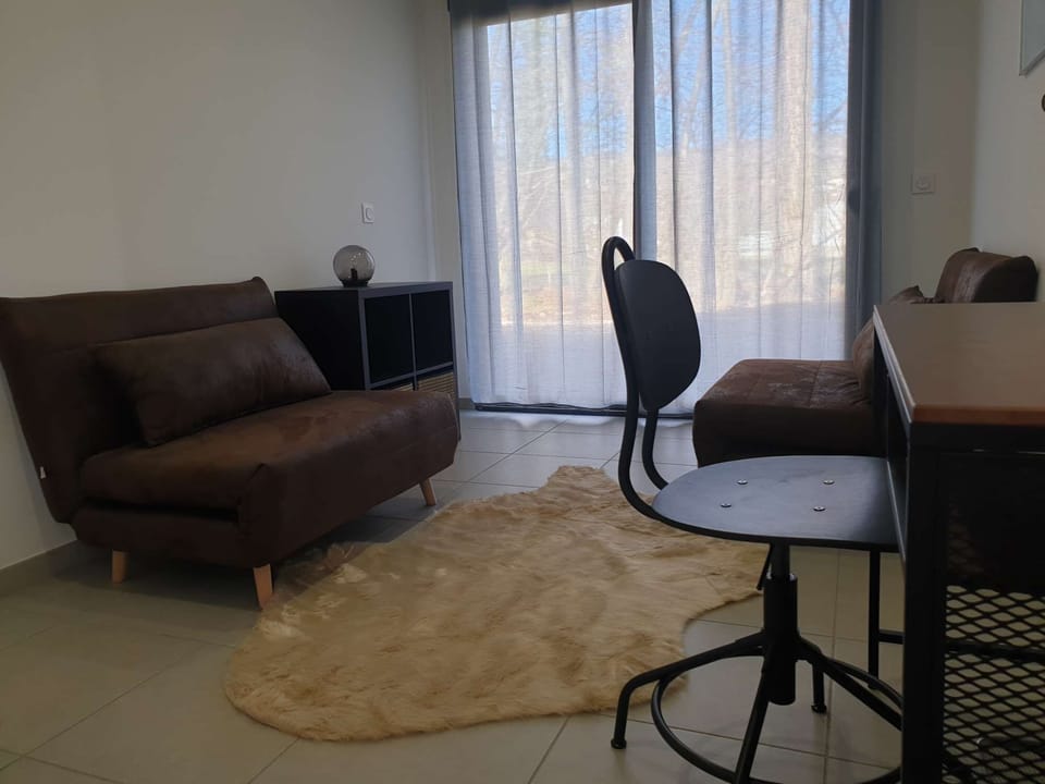 Ground floor - Bedroom 4 - Convertible sofa 100 cm, desk