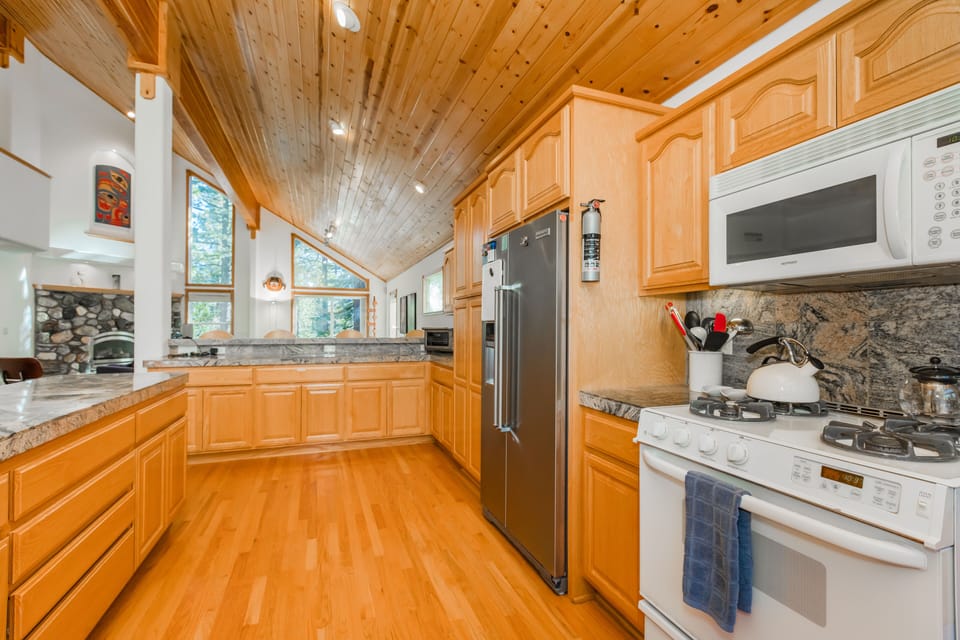 Large Kitchen Area for the Family and Friends To Enjoy Cooking Together