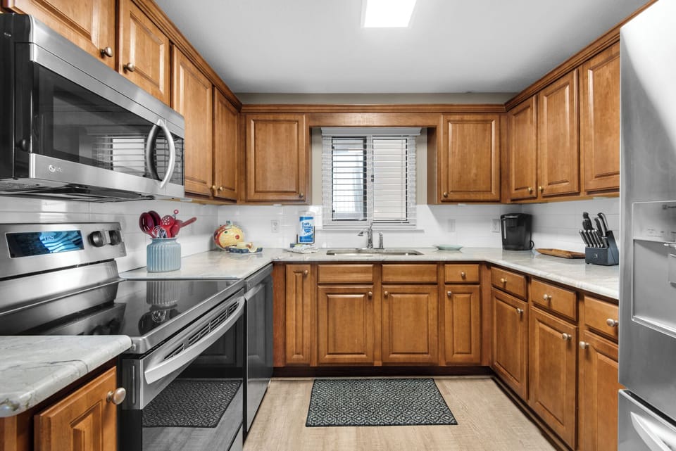 Updated Kitchen w/Stainless Appliances