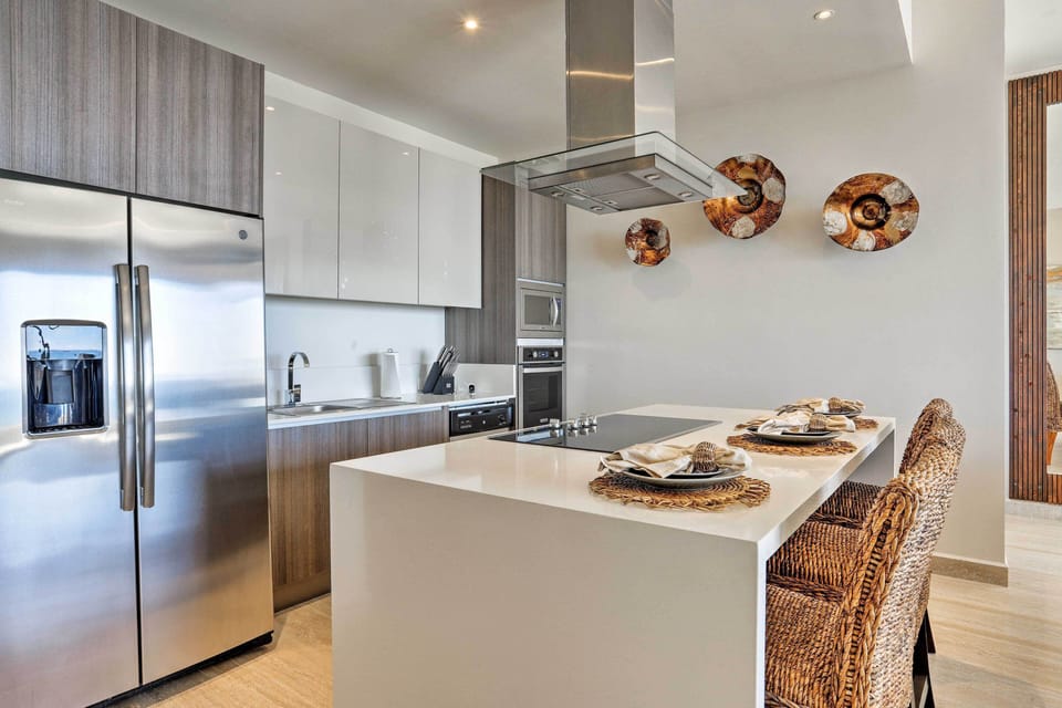 Sit down at the breakfast bar to enjoy fresh fruit and coffee.