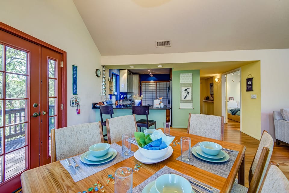 Dining Area with Seating for Six