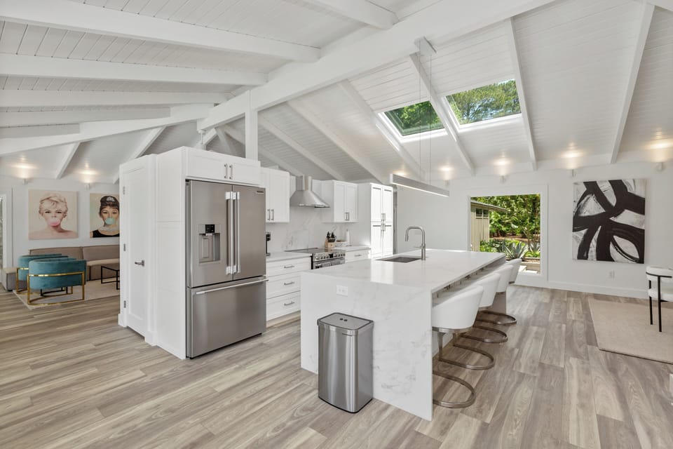 Kitchen & Breakfast Bar - Seats 4
