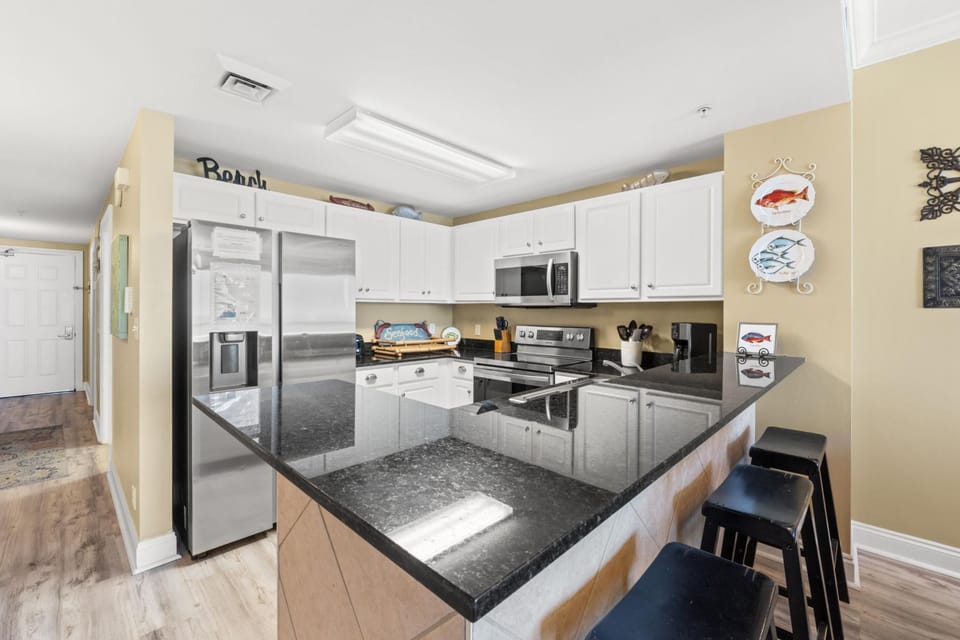 Kitchen with Breakfast Bar