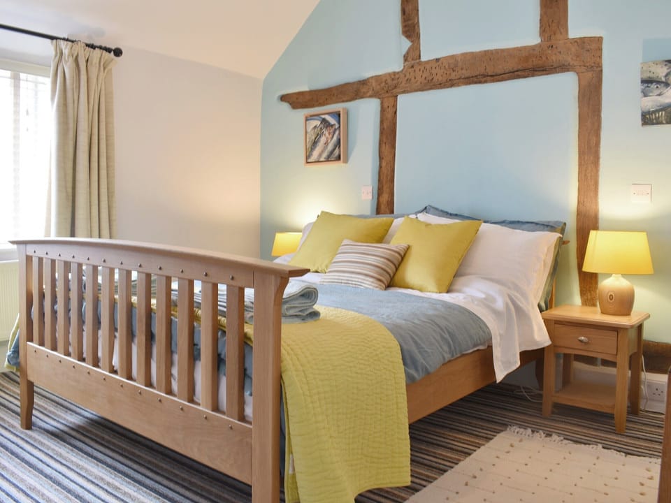 Attractive double bedroom | Cenwulf Cottage, Winchcombe, near Cheltenham