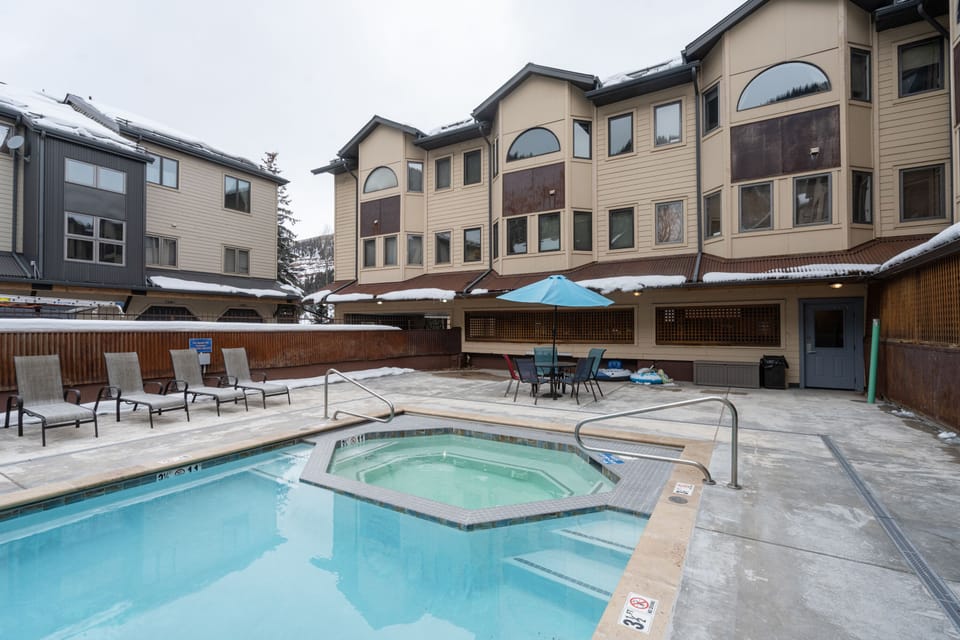 12-lulu-luxe-telluride-pool2